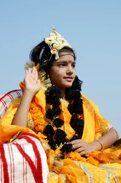Κορίτσι ντυμένοι ως rukmini, σύζυγος του Λόρδου krishna στο pushkar παραδοσιακές διακοπές, Ινδία — Φωτογραφία Αρχείου