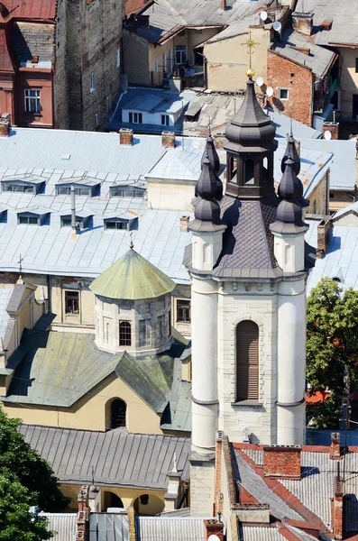 Igreja Velha em Lvov, Ucrânia. Vista da prefeitura — Fotografia de Stock