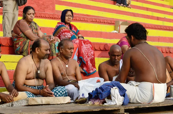 Brahmins (ιερείς) εκτελεί puja - τελετουργικό τελετή στο Βαρανάσι ghats, Ινδία — Φωτογραφία Αρχείου