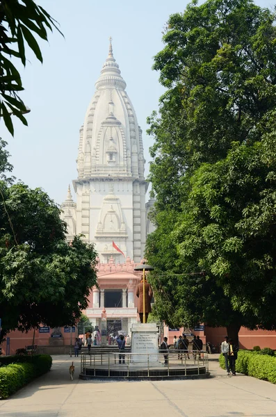 Étudiants visitant le temple de l'ancienne célèbre université hindoue de Banaras, Inde — Photo