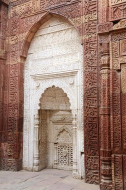 delhi (Hindistan), unesco miras qutub Camii'nde beyaz mihrap