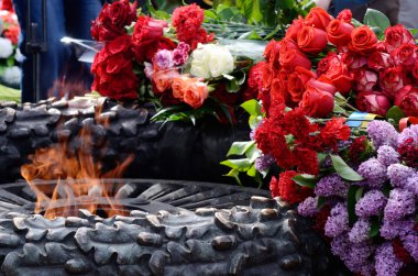  eternal flame Sovyet askerin anısına çiçeklere