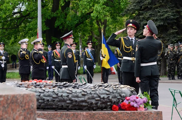 Guardia de honor de pie cerca de la Llama Eterna durante el desfile ceremonial en el Callejón de la Gloria dedicado al 69º Aniversario de la victoria en la Segunda Guerra Mundial 1941-1945, Odessa, Ucrania — Foto de Stock