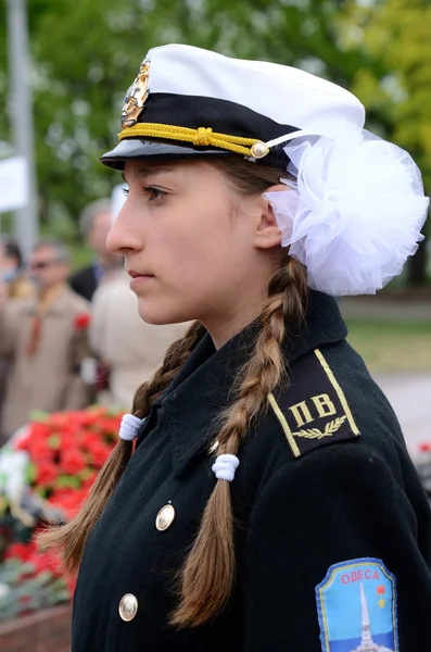 Молодая девушка в матросской форме, стоящая в почетном карауле во время торжественного парада на Аллее Славы, посвященного 69-й годовщине победы во Второй мировой войне 1941-1945 годов, Одесса, Украина — стоковое фото