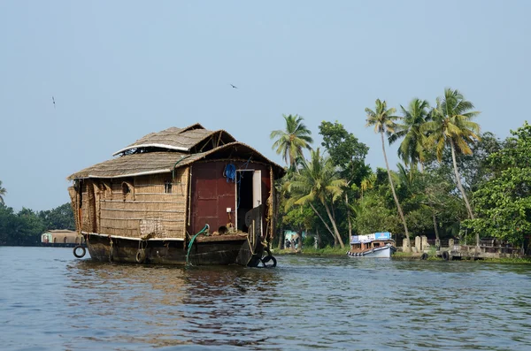 Alleppey, india - 10 december: een niet-geïdentificeerde toeristische boten op — Stockfoto