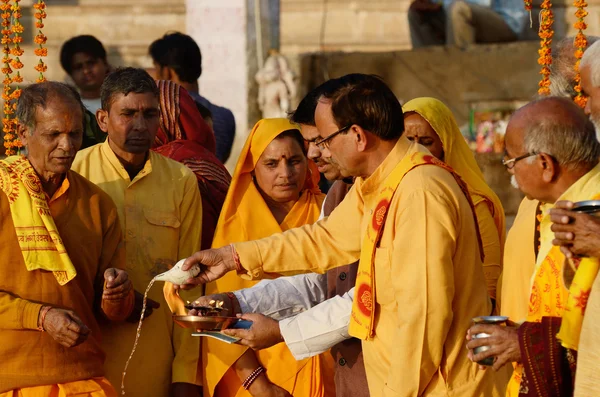 Senior men perform ritual ceremony at holy Pushkar Sarovar lake,Pushkar,India — Stock Photo, Image