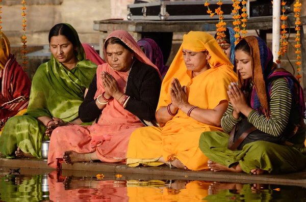 Äldre kvinnor utför puja - rituella ceremonin på heliga pushkar sarovar lake, Indien — Stockfoto
