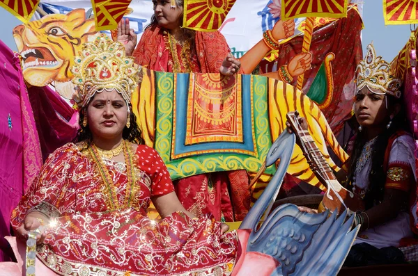 Mujer y hombre vestidos como dioses hindúes en la feria de camellos Pushkar, India — Foto de Stock