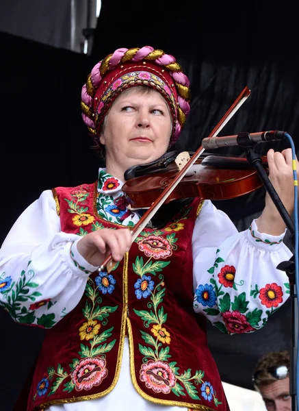 전통적인 우크라이나에 있는 고위 여자 옷 연주 바이올린, 키예프, 우크라이나 — 스톡 사진