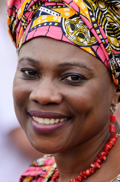 Африканская женщина поет в традиционной одежде в День Киева
