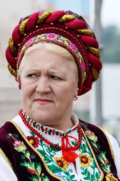 Senior women singing traditional ukrainian song at Day of Kiev holiday — Stock Photo, Image