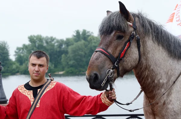 Mann mit Pferdefuhrwerk bereitet sich auf Auftritt am Kiewer Feiertag vor, Ukraine — Stockfoto
