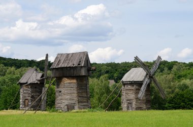 Üç geleneksel eski Ukraynalı kırsal Rüzgar türbinleri, pirogovo
