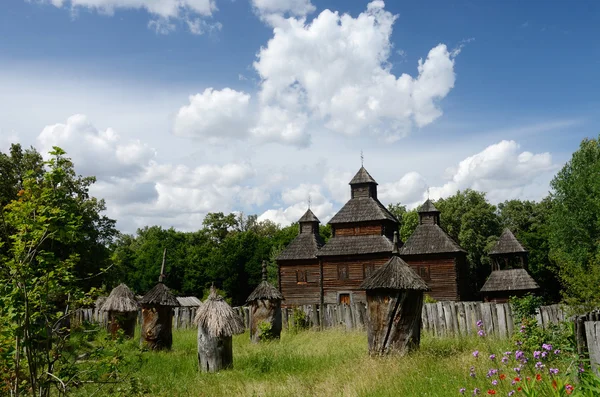 Ressurreição igreja de madeira com apiário da região de Poltavshina, Ucrânia — Fotografia de Stock