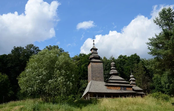 Transcarpathian ukrainska trä kyrka, kanora by, Europa — Stockfoto