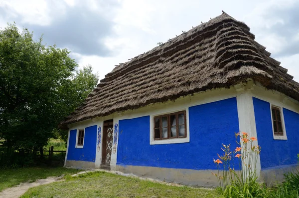 Casa rural ucraniana de barro velha tradicional - herdade com feno — Fotografia de Stock