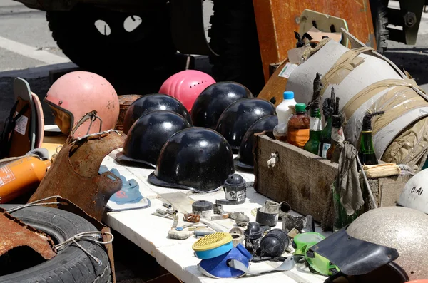 Manifestantes caseros armas-gasolina cócteles, cascos, Kiev, Maidan, Ucrania — Foto de Stock