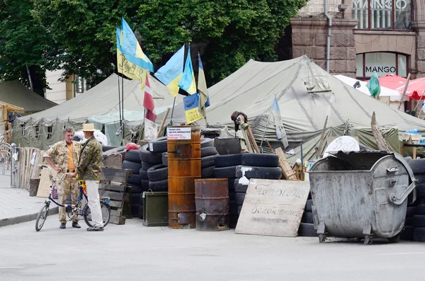 Шатры протестующих с баррикадами на Майданской площади после революции, Киев — стоковое фото