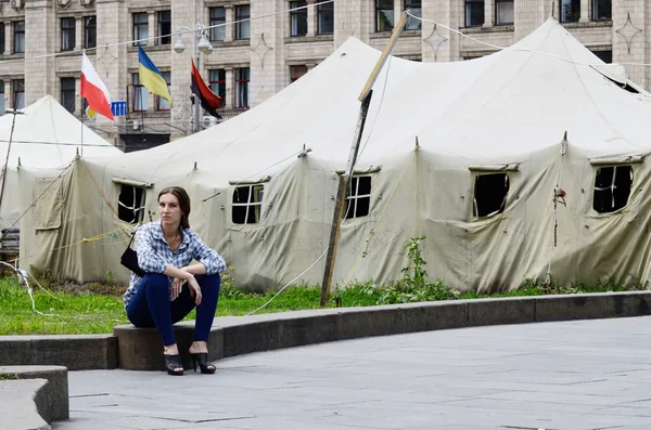 Шатры протестующих на улице Крешатик возле Майдана Независимости в Киеве после февральской революции, Киев, Украина — стоковое фото