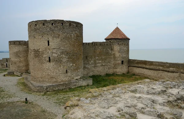 Genovese Ακρόπολη με πύργο δικαστήριο στο παλαιό Φρούριο Άκκερμαν στην όχθη του ποταμού στο Μπέλγκοροντ-dnestrovsky, Ουκρανία — Φωτογραφία Αρχείου