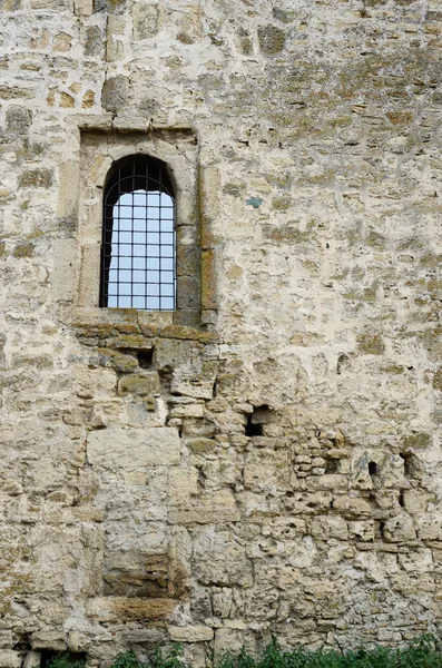 Janela com barras dentro da fortaleza turca medieval Akkerman, a maior fortificação na Ucrânia, Europa — Fotografia de Stock