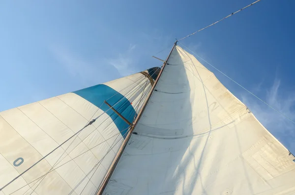 Old boat standing and running rigging - mainsail,staysaill,mast — Stock Photo, Image