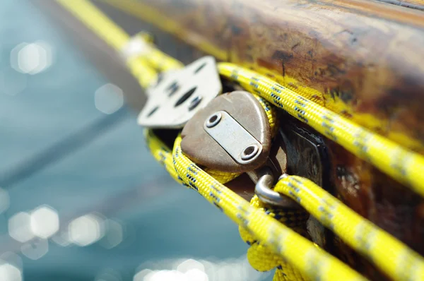 Closeup of mainsheet on old vintage wooden yact with yellow rope, line used to control the angle of the mainsail to the wind — Stock Photo, Image