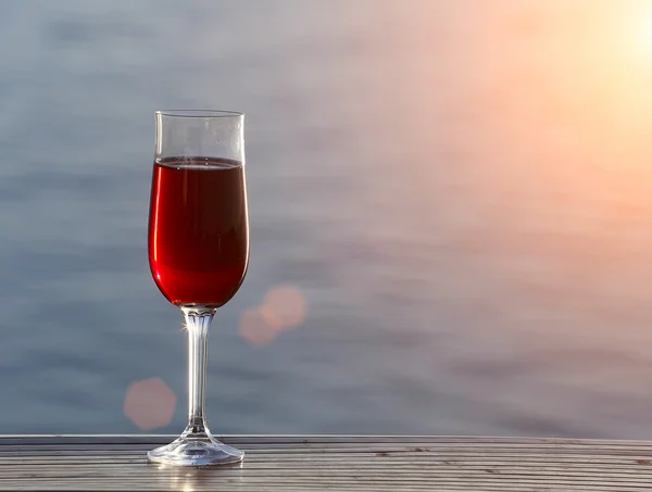 Copa de vino en el mar — Foto de Stock