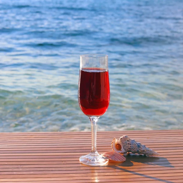 Üveg vörös bort a tengeren — Stock Fotó