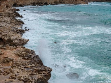 Okyanus dalgaları ve muhteşem kayalık bir sahil manzarası