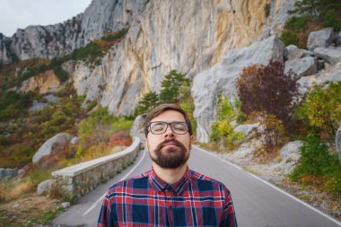 Sırt çantalı gezgin dağlarda yürüyüş yapıyor.