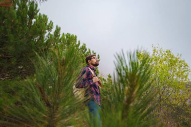 Sırt çantalı gezgin dağlarda yürüyüş yapıyor.