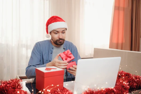 Hipster man with red cup sitting home at Christmas time. — Stock Photo, Image