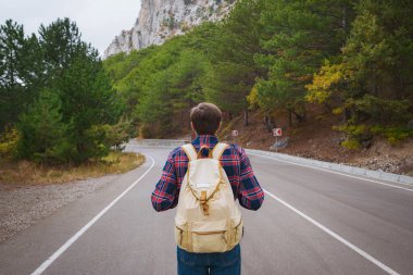 Sırt çantalı gezgin dağlarda yürüyüş yapıyor.
