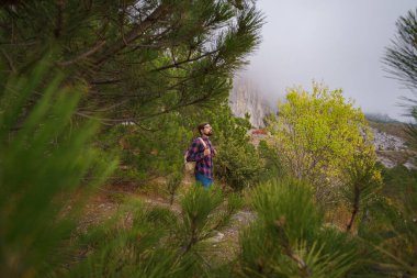 Sırt çantalı gezgin dağlarda yürüyüş yapıyor.