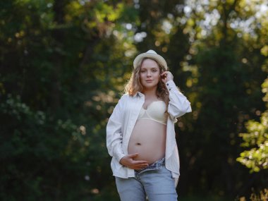 güzel hamile kadın dışında rahatlatıcı Park