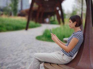Modern parktaki kadın tatilini geçiriyor.