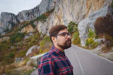 Sırt çantalı gezgin dağlarda yürüyüş yapıyor.