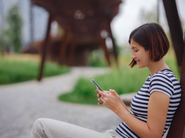 Modern parktaki kadın tatilini geçiriyor.