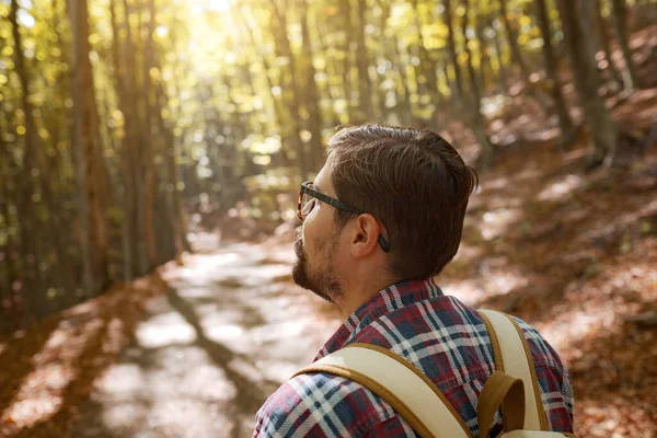 Caucásico modelo masculino al aire libre en la naturaleza. — Foto de Stock