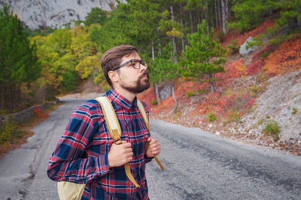 Подорожуючий чоловік з рюкзаком походи в гори — стокове фото