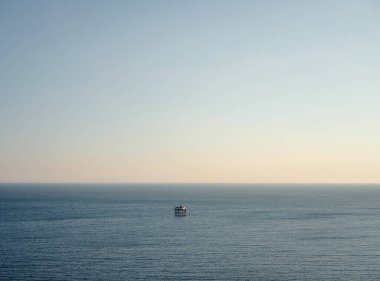 Mavi, sakin bir denizde metal yapı