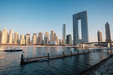 Dubai, BAE - 15 Şubat 2020: Marina JBR Deniz suyu yazı tipi yüksek binalar.