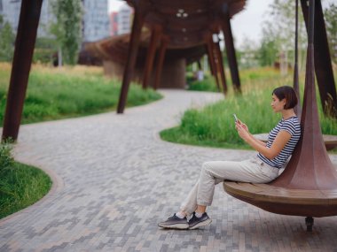 Modern parktaki kadın tatilini geçiriyor.