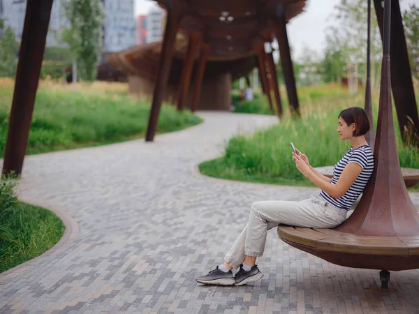 Modern parktaki kadın tatilini geçiriyor.