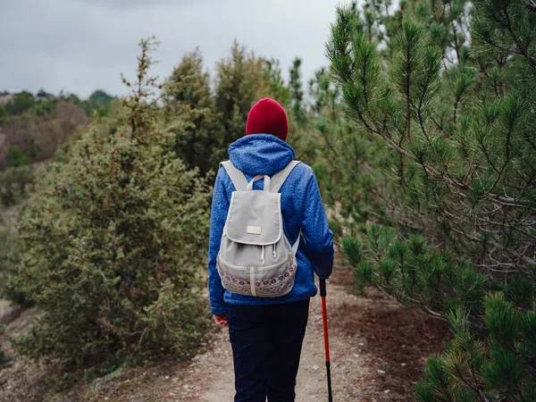 Portrait de femme randonneuse debout sur le versant de la montagne — Photo