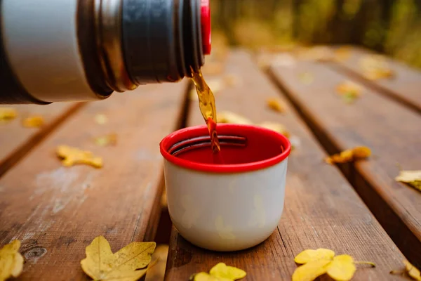 Taza de té con hojas de otoño reflexión sobre mesa de madera. Temporada de paseo otoñal —  Fotos de Stock