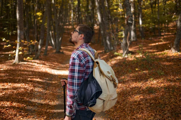 Caucásico modelo masculino al aire libre en la naturaleza. — Foto de Stock