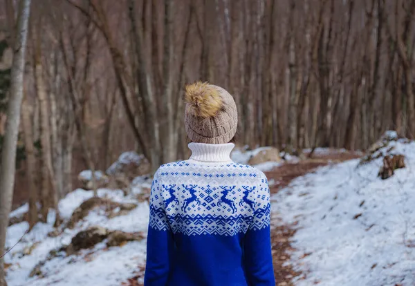 Hermosa mujer de pie entre los árboles en el bosque de invierno —  Fotos de Stock