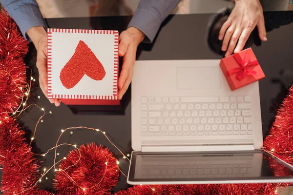 Witte laptop pc en cadeau voor kerst — Stockfoto